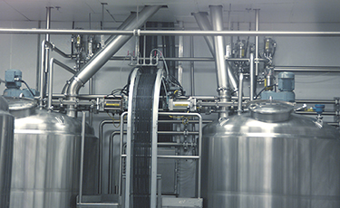 Automatisiertes Abwiegen von Salzen und Molken aus Big-Bags ersetzt manuelles Sackentleeren und steigert Margarineproduktion um 50%
